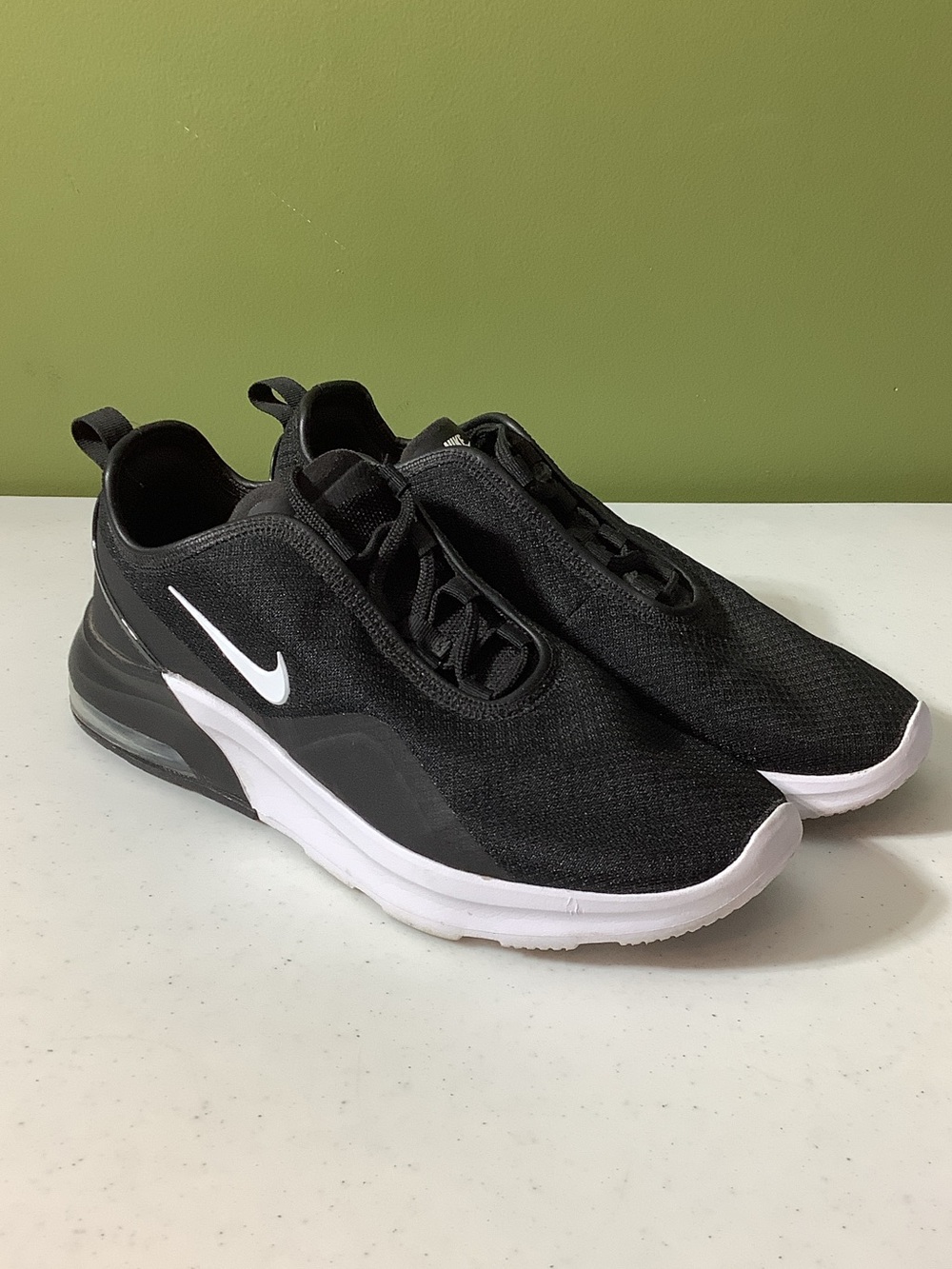 Nike Air Max Motion 2 in Black/white, size 9